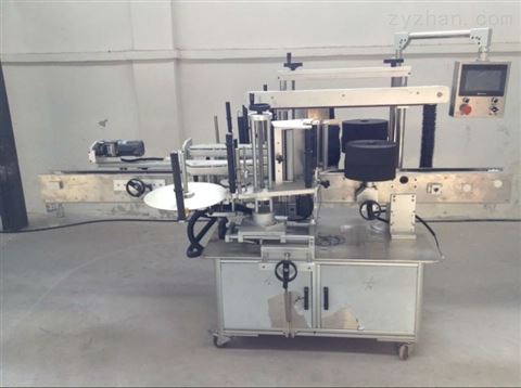 礦泉水貼標(biāo)機與分卡機 飲料包裝行業(yè)的自動化解決方案